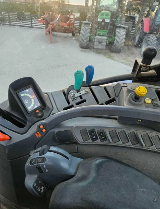 Ciągnik New Holland TS 100A z ładowaczem Quicke Q30 - Ciągnik - foto 7